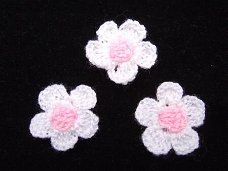 Gehaakt bloemetje ~ 2 cm ~ Wit / roze