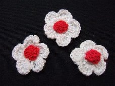 Gehaakt bloemetje ~ 2 cm ~ Wit / rood