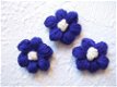 Mooi bloemetje met een gehaakt hart ~ 2,5 cm ~ Blauw - 0 - Thumbnail