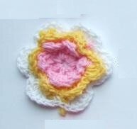 3-kleurige gehaakte bloem ~ 4 cm ~ Wit / geel / roze