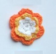 3-kleurige gehaakte bloem ~ 4 cm ~ Oranje / geel / wit - 0