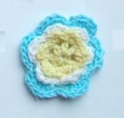 3-kleurige gehaakte bloem ~ 4 cm ~ Blauw / wit / geel - 0