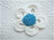 Gehaakte witte bloem met blauw hart ~ 4,5 cm - 0 - Thumbnail