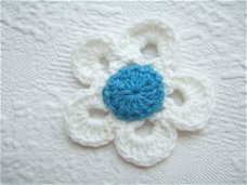 Gehaakte witte bloem met blauw hart ~ 4,5 cm