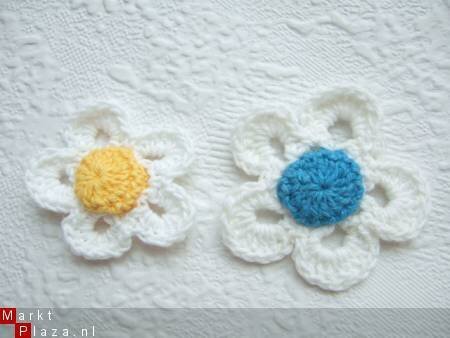 Gehaakte witte bloem met blauw hart ~ 4,5 cm - 2