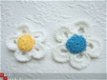 Gehaakte witte bloem met blauw hart ~ 4,5 cm - 2 - Thumbnail