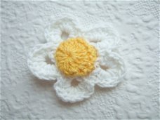 Gehaakte witte bloem met geel hart ~ 4 cm