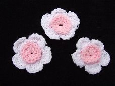 Gehaakte wit~roze "narcis" bloemen ~ 3 cm