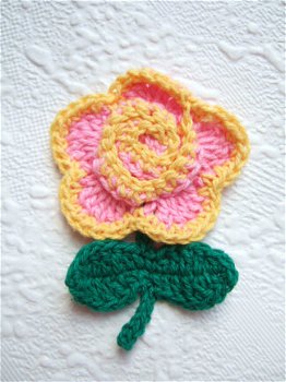 Gehaakte roze / gele bloem met blaadjes ~ 5 cm - 0