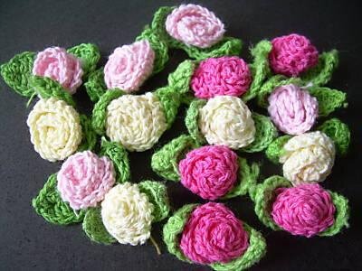 Gehaakt bloemknopje met blaadjes ~ Geel - nr. 1