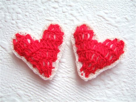 Rood gehaakt hartje met een wit randje ~ 3,5 cm - 0
