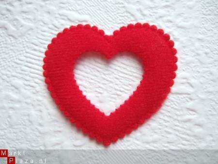 Rood gehaakt hartje met een wit randje ~ 3,5 cm - 5