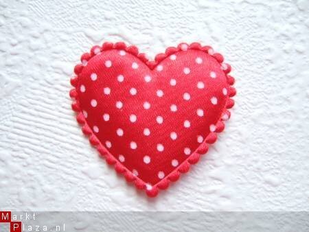 Rood gehaakt hartje met een wit randje ~ 3,5 cm - 6