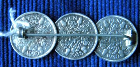 Broche met 3 antieke zilveren Engelse munten. - 2