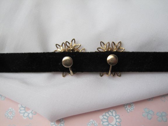 Oorbellen goudkleurig bloem model met lila en paarse kristal rijnsteentjes 2.3 cm - Afbeelding 2