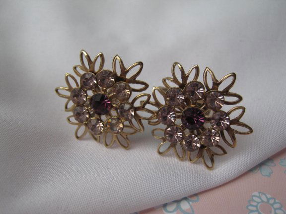 Oorbellen goudkleurig bloem model met lila en paarse kristal rijnsteentjes 2.3 cm - Afbeelding 5