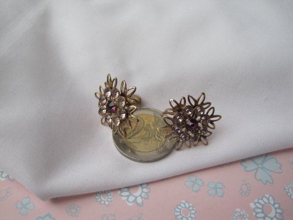 Oorbellen goudkleurig bloem model met lila en paarse kristal rijnsteentjes 2.3 cm - Afbeelding 6