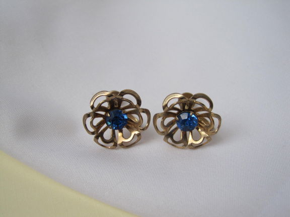 Oorbellen goudkleurig bloemmodel blauw kristal rijnsteentje 1.8x1.8 cm schroefmodel - nr. 1