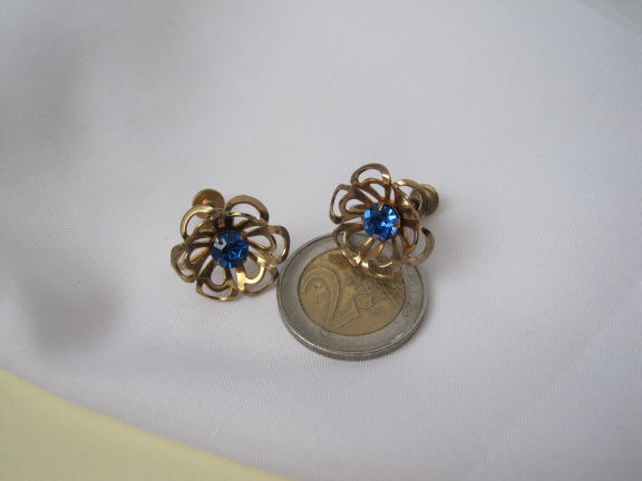 Oorbellen goudkleurig bloemmodel blauw kristal rijnsteentje 1.8x1.8 cm schroefmodel - Afbeelding 4