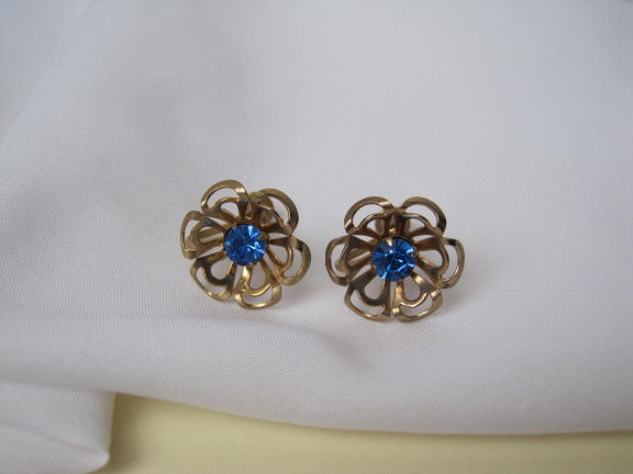 Oorbellen goudkleurig bloemmodel blauw kristal rijnsteentje 1.8x1.8 cm schroefmodel - Afbeelding 5