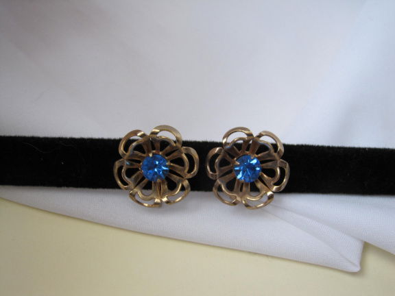 Oorbellen goudkleurig bloemmodel blauw kristal rijnsteentje 1.8x1.8 cm schroefmodel - Afbeelding 6