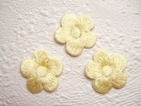 Effen bloemetjes strijkapplicatie ~ 2,5 cm ~ Licht geel - 0