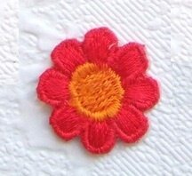 Madelief bloemetje, strijkapplicatie ~ 2 cm ~ Rood