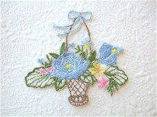 Bloemen mandje, blauw, strijkapplicatie ~ 7 cm