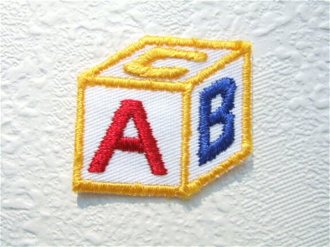 ABC blokken strijkapplicatie ~ 4,5 cm ~ Fel - 0