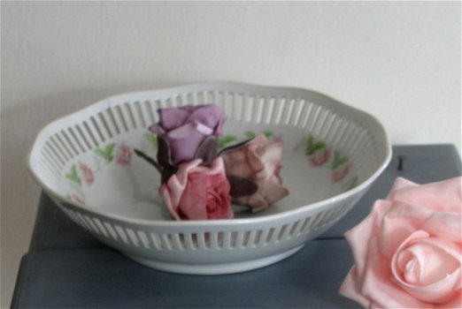 brocante schaal met roze bloemetjes en spleetjes in de rand - 0
