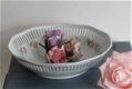 brocante schaal met roze bloemetjes en spleetjes in de rand - 0 - Thumbnail