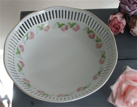 brocante schaal met roze bloemetjes en spleetjes in de rand - 1