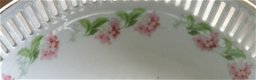 schaal met roze bloemetjes en spleetjes in de rand - 3 - Thumbnail