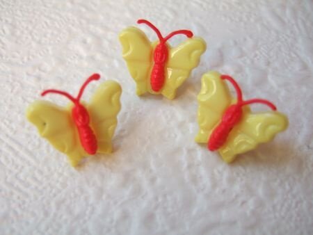 Vlinder knoopje ~ 16 mm ~ Geel / rood - 0