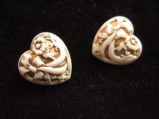 Prachtige ivoor hartjes knoop met goud ~ 18 mm