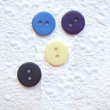 Klein gekleurd knoopje in Geel, Blauw, Paars en Zwart ~ 11 mm.