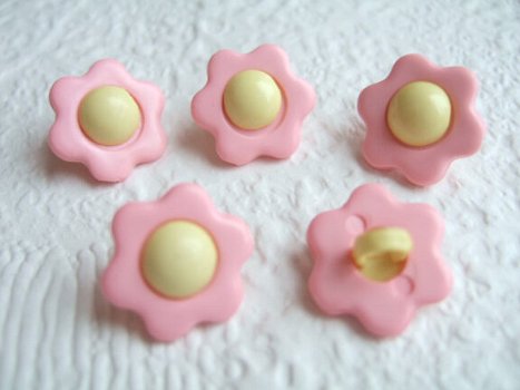 Roze bloemen knoop met geel hart ~ 14 mm - 0