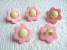 Roze bloemen knoop met geel hart ~ 14 mm