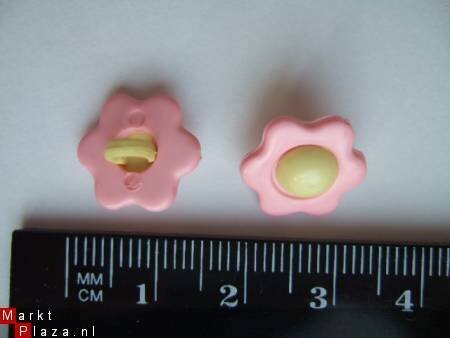 Roze bloemen knoop met geel hart ~ 14 mm - 2