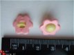 Roze bloemen knoop met geel hart ~ 14 mm - 2 - Thumbnail