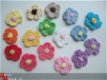 Roze bloemen knoop met geel hart ~ 14 mm - 4 - Thumbnail