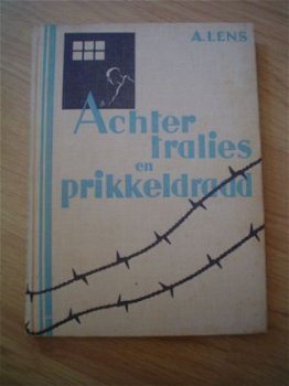 Achter tralies en prikkeldraad door A. Lens - 1