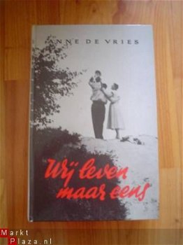 Wij leven maar eens door Anne de Vries - 1