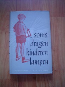 Soms dragen kinderen lampen door Annie Ferwerda-Van den Berg - 1