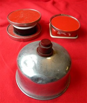 2 oude scheerspiegels ca 1950 en boter of patewarmer. - 3