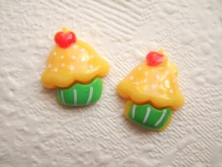 Feestelijke cupcake flatback ~ 18 mm ~ Geel / groen - 0