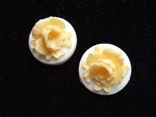 Brocante bloem medaillon flatback ~ 17 mm ~ Wit / Geel