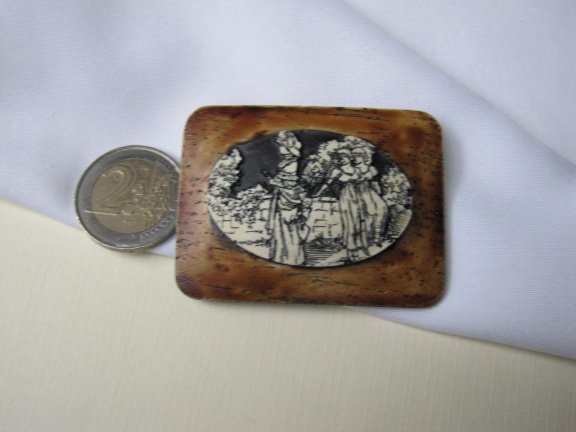 Broche kunststof zwart bruin off white kasteelvrouwen afbeelding 5.6x4.3 cm - Afbeelding 4