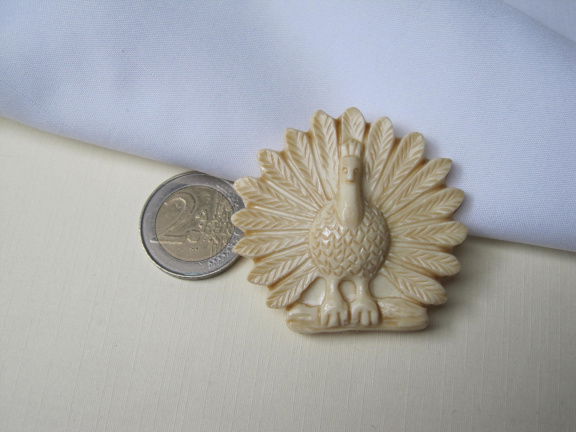 Broche kunststof pauw paradijs vogel 4.9x4.7 cm - Afbeelding 2