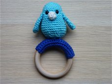 ** Bijtring/rammelaar met gehaakt vogeltje (blauw)